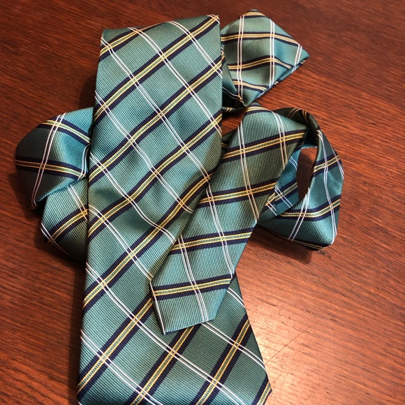 Final Clearance used green plaid tie - Picture 4 of 4